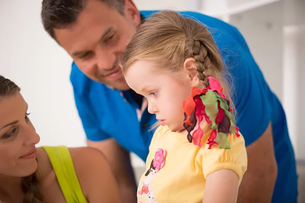 Härlig glad familj teckning och målning hemma tillsammans — Stockfoto