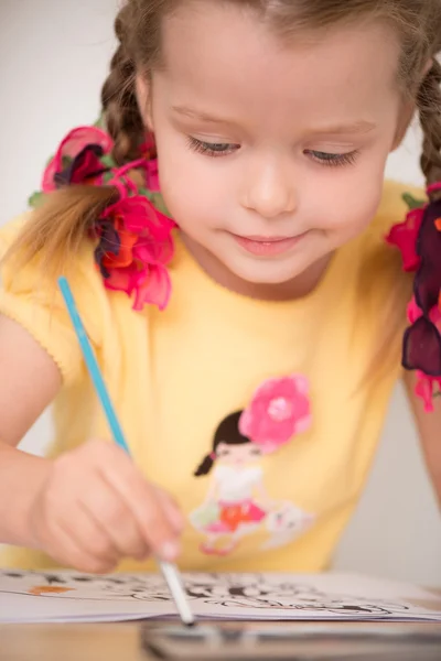 Cute little girl painting — Stock Photo, Image