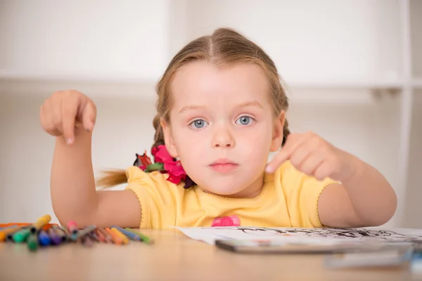 Cute little girl painting — Stock Photo, Image