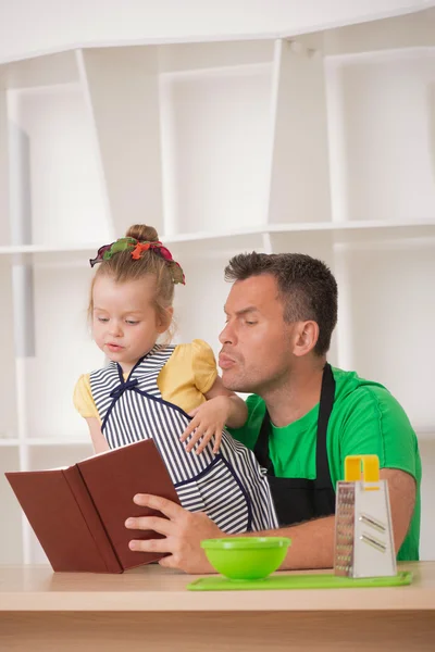 Concepto familiar, linda niña con padre preparándose para cocinar — Foto de Stock