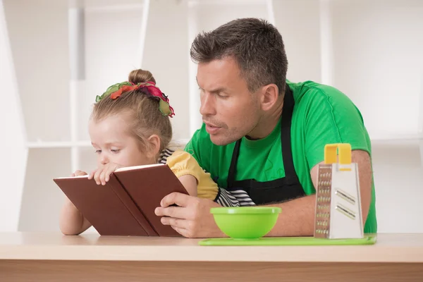 Concetto di famiglia, bambina carina con padre che si prepara a cucinare — Foto Stock