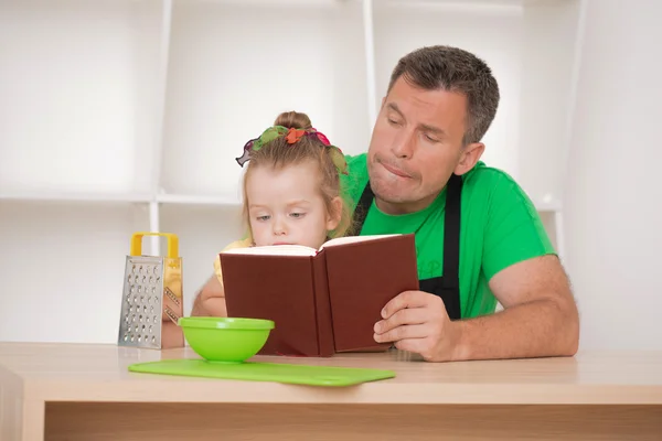 Concepto familiar, linda niña con padre preparándose para cocinar — Foto de Stock