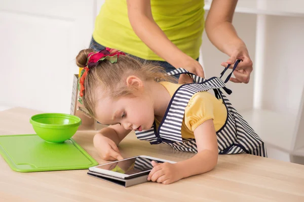 Primo piano ritratto di carina bambina con cucina tablet — Foto Stock