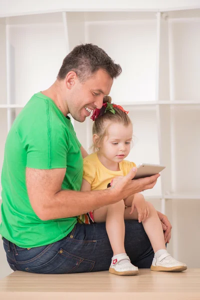 Πατέρας και παιδί χρησιμοποιώντας ηλεκτρονικό, ταμπλετών στο σπίτι — Φωτογραφία Αρχείου