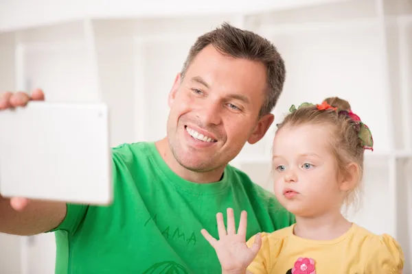 Vater und Kind nutzen elektronisches Tablet zu Hause — Stockfoto