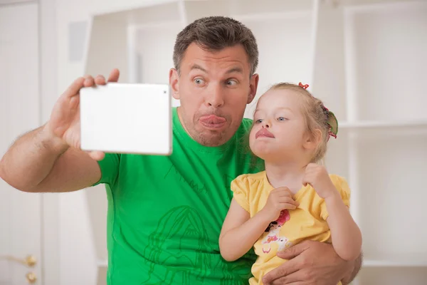 Vater und Kind nutzen elektronisches Tablet zu Hause — Stockfoto