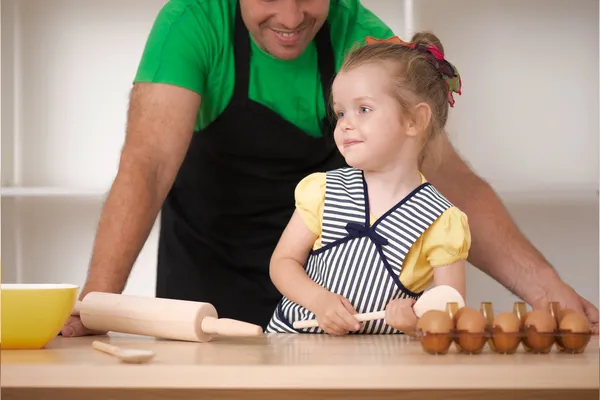 Vater und Tochter kochen — Stockfoto