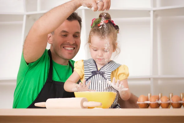 Padre e hija cocinando —  Fotos de Stock