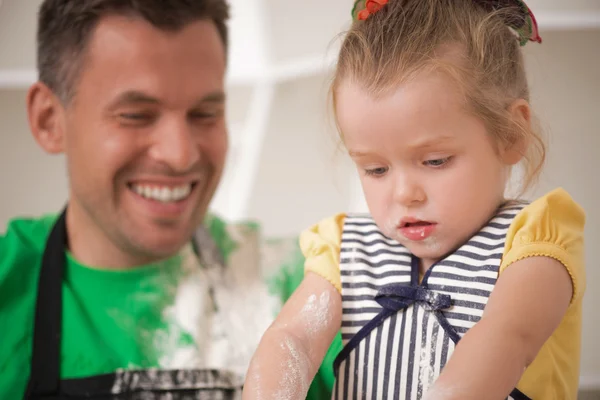 Vater und Tochter kochen — Stockfoto