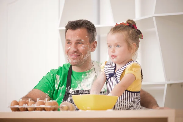 Vater und Tochter kochen — Stockfoto