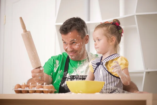 父亲和女儿做饭 — 图库照片