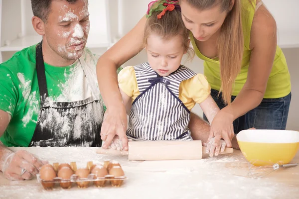 Ritratto di famiglia durante la cottura — Foto Stock