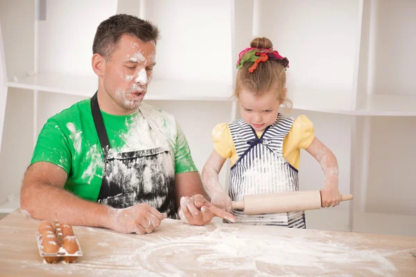 父亲和女儿做饭 — 图库照片