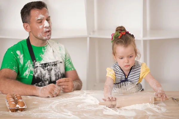 Vater und Tochter kochen — Stockfoto