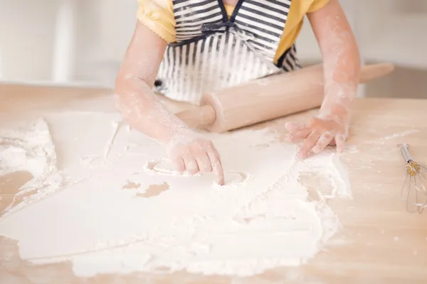 Schattig klein meisje werken met deegroller — Stockfoto