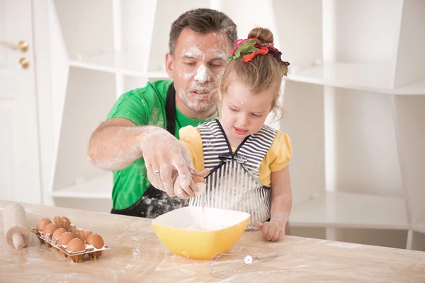 Padre e hija cocinando —  Fotos de Stock