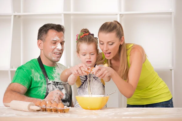 Ritratto di famiglia durante la cottura — Foto Stock
