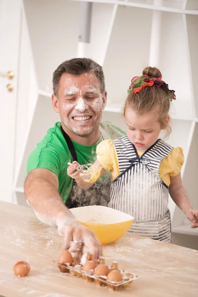 Vater und Tochter kochen — Stockfoto