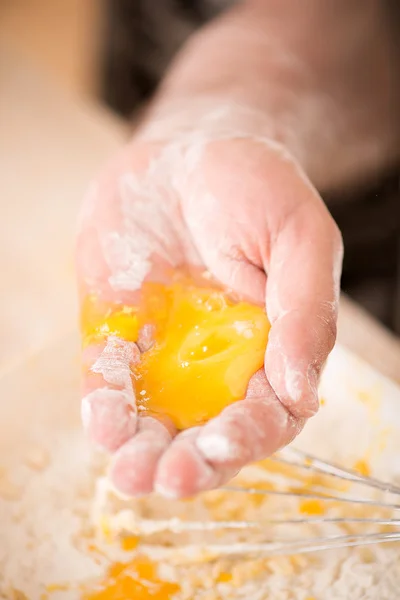 Retrato de primer plano de un niño pequeño cocinando huevo — Foto de Stock