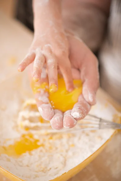 Retrato de primer plano de un niño pequeño cocinando huevo — Foto de Stock