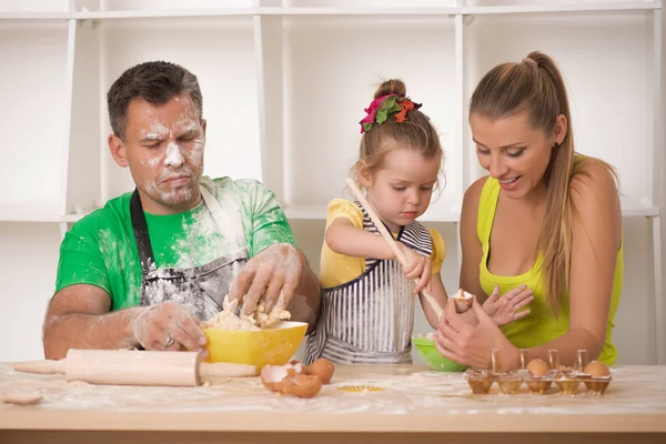 Familienporträt beim Kochen — Stockfoto