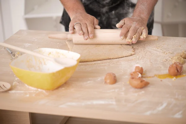 Пекарь готовит тесто — стоковое фото