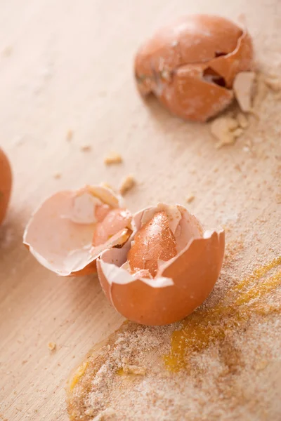 Cáscaras de huevo rotas — Foto de Stock