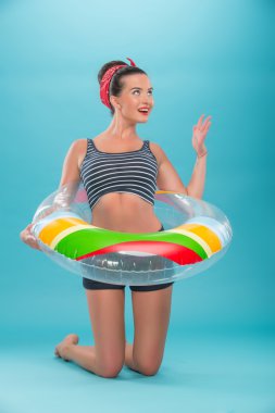 inflata üzerinde yalan pinup tarzı gülümsemek güzel kızla