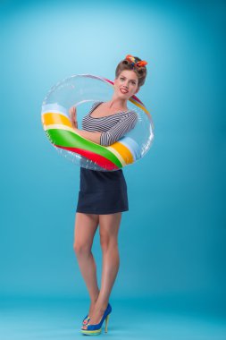 Poster tarzında güzel bir kız.