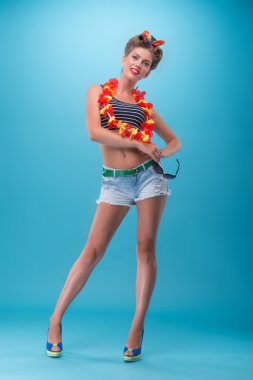 pinup stil içinde gülümsemek güzel duygusal kızla