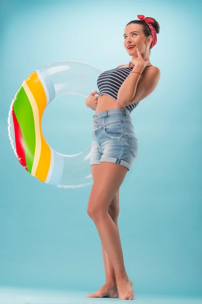Menina bonita no estilo pinup com inflável — Fotografia de Stock