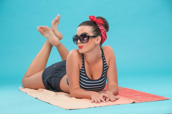 Mooi meisje met mooie glimlach in pinup stijl op het strand — Stockfoto