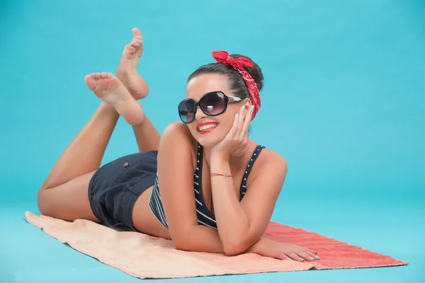 Krásná dívka s úsměvem pěkný plakát stylu na pláži — Stock fotografie