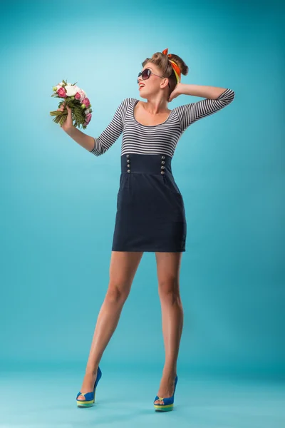 Mooi meisje in pin-up stijl — Stockfoto