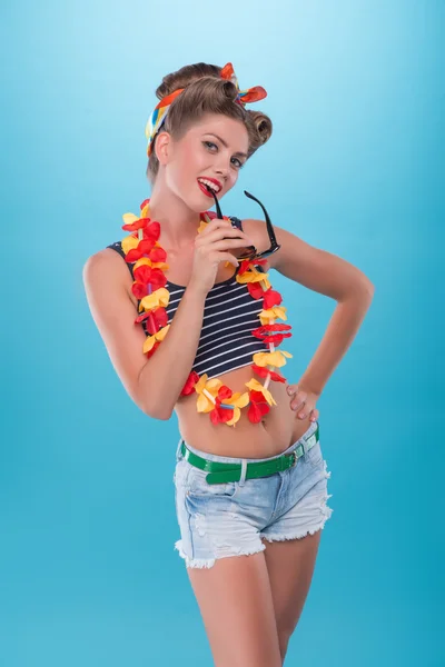 Mooi emotionele meisje met mooie glimlach in pinup stijl poseren — Stockfoto