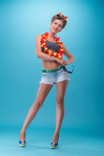 Эмоциональная девушка с симпатичной улыбкой в стиле пинг-понга позирует — стоковое фото