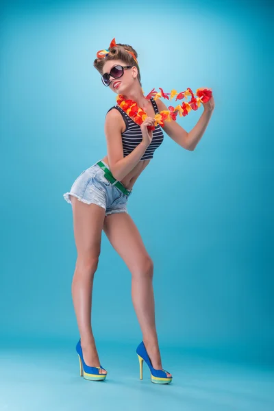 Mooi emotionele meisje met mooie glimlach in pinup stijl poseren — Stockfoto