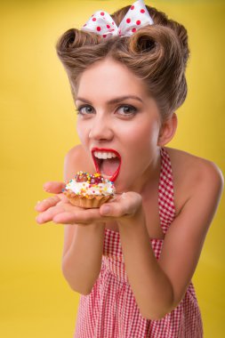 pin-up tarzı posin içinde gülümsemek güzel duygusal kızla