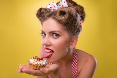 pin-up tarzı posin içinde gülümsemek güzel duygusal kızla