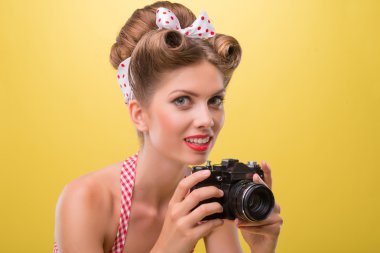 güzel seksi kız ile pinup sty giyiyor elbise gülümse