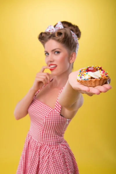 Mooi emotionele meisje met mooie glimlach in de pin-up stijl posin — Stockfoto