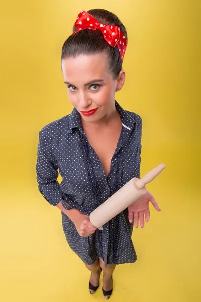 Mooi emotionele meisje met mooie glimlach in pinup stijl poseren — Stockfoto