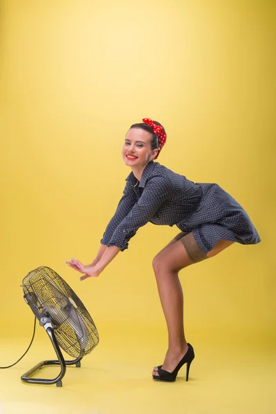 Menina sexy bonita com sorriso bonito e bolinhas vestido em pi — Fotografia de Stock