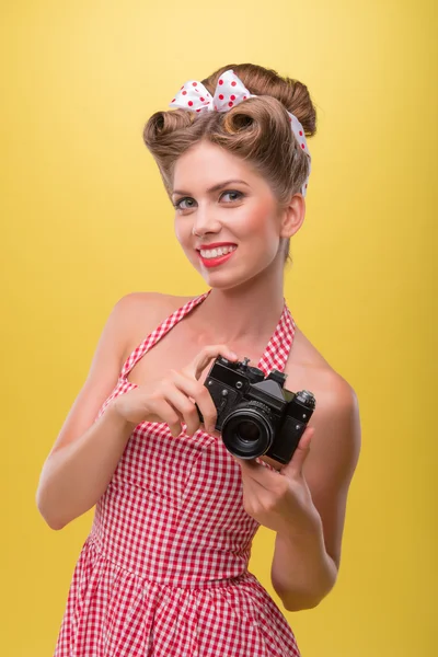 Hermosa chica sexy con bonita sonrisa usando vestido en pinup sty — Foto de Stock