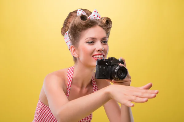Vacker sexig tjej med ganska leende bär klänning i pinup sty — Stockfoto