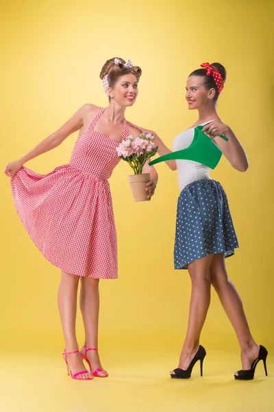 Duas meninas sexy bonitas com sorriso bonito vestindo vestido em pinu — Fotografia de Stock