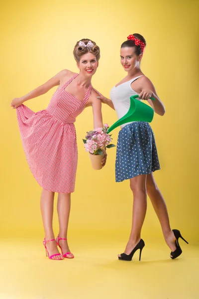 持つ 2 つの美しいセクシーな女の子はかなりどちらで身に着けているドレスを笑顔します。 — ストック写真