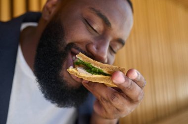 Koyu tenli, insan yiyen, iştahlı biri.