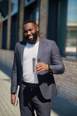 Sokakta şık takım elbiseli esmer bir adam.