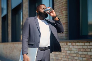 VR gözlüklü esmer bir adam eğlenmiş görünüyor.